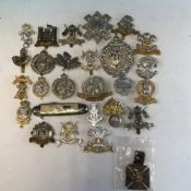 A COLLECTION OF MISCELLANEOUS MILITARY CAP BADGES AND A PEN KNIFE