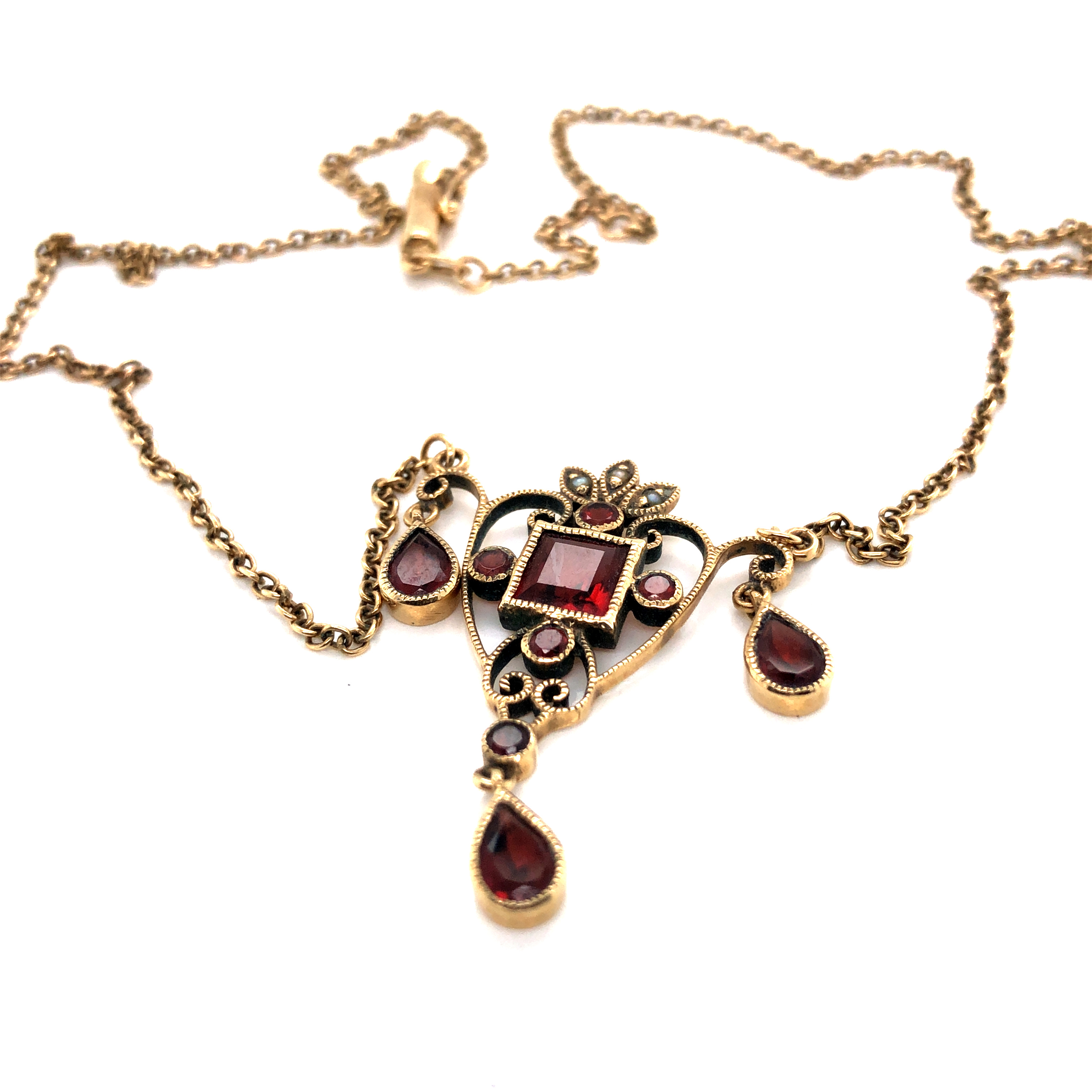 A 9ct HALLMARKED GOLD, GARNET AND SEED PEARL LAVALIERE STYLE NECKLACE. THE HEART FORM PENDANT WITH - Image 4 of 4