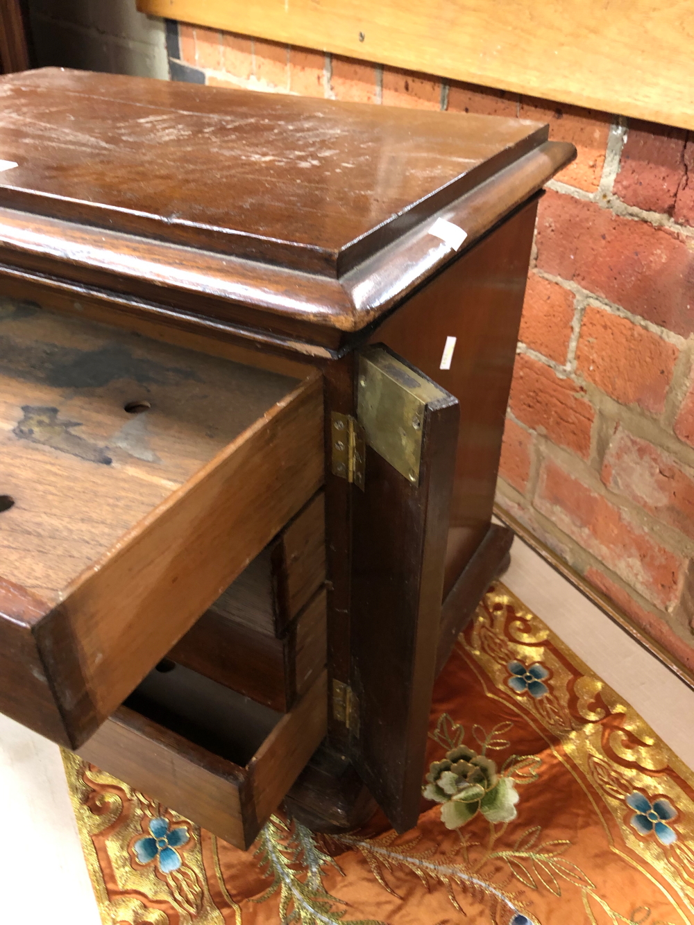 A LATE VICTORIAN MAHOGANY TABLE TOP COLLECTORS CHEST OF FOUR DRAWERS LOCKING BY HINGED PILASTERS - Image 12 of 14