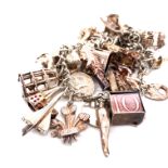 A SILVER CHARM BRACELET WITH VARIOUS SILVER AND WHITE METAL CHARMS TO INCLUDE A 10 SHILLING NOTE