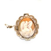 A VINTAGE CAMEO DEPICTING AN ANGEL INSCRIBING A TABLET, MOUNTED IN A HALLMARKED 9ct GOLD SCROLL