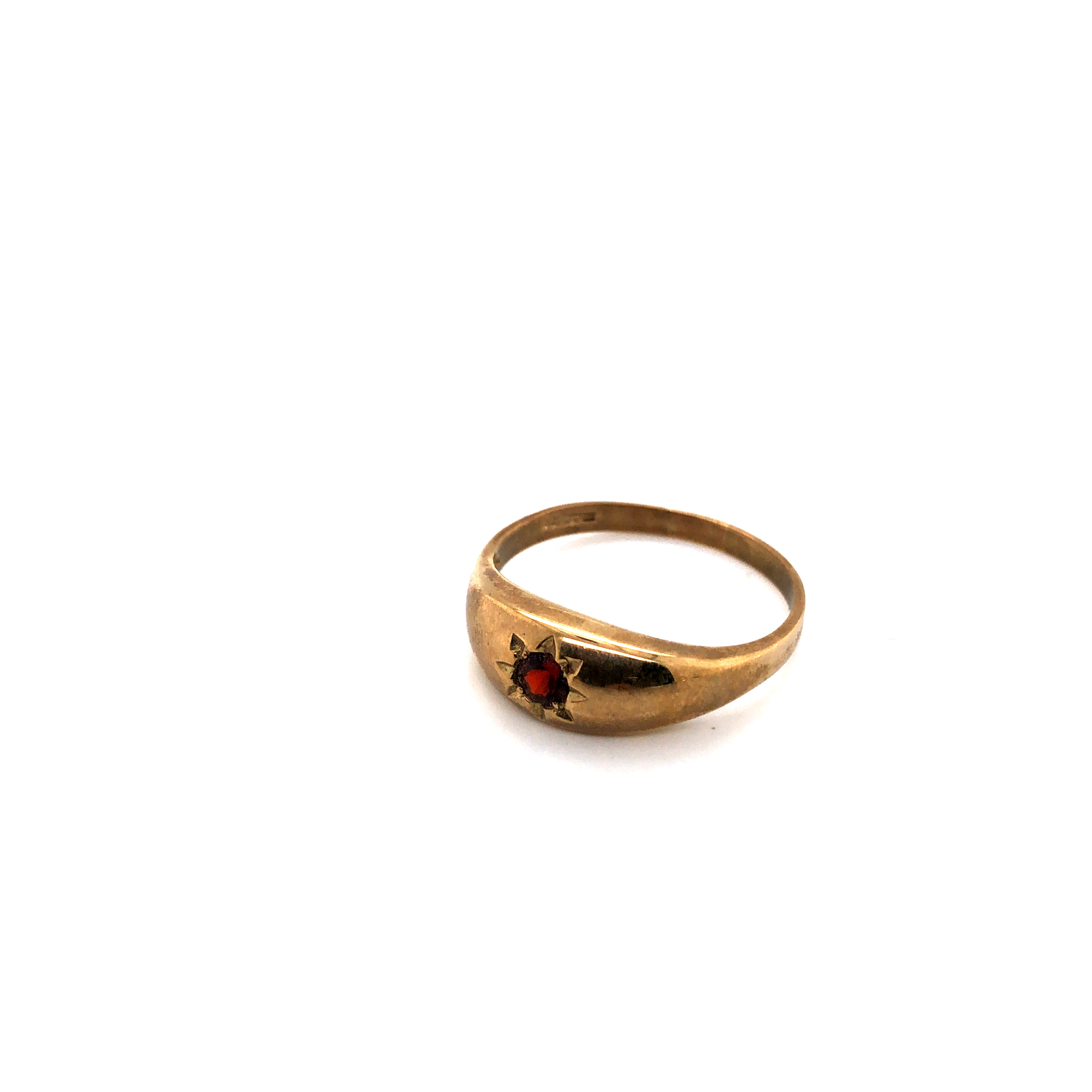 A HALLMARKED 9ct GOLD GARNET SET GENTS RING, TOGETHER WITH AN AGATE BROOCH, AND FURTHER SILVER BAR - Image 5 of 5