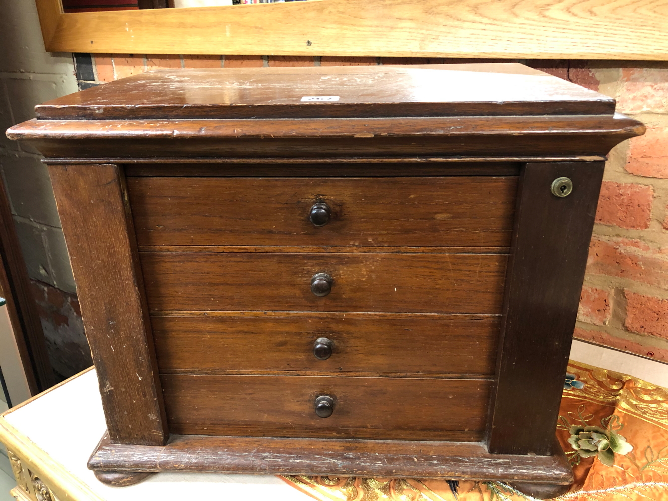 A LATE VICTORIAN MAHOGANY TABLE TOP COLLECTORS CHEST OF FOUR DRAWERS LOCKING BY HINGED PILASTERS - Image 6 of 14