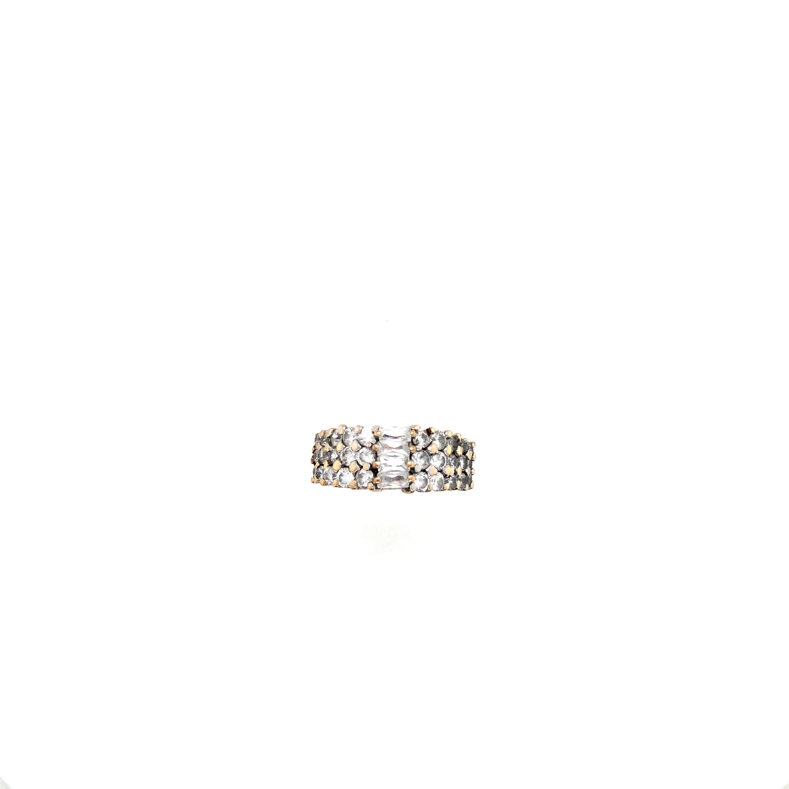 A HALLMARKED 9ct GOLD TAPERED CLAW SET CUBIC ZIRCONIA RING. FINGER SIZE N. WEIGHT 5.18grms. - Image 4 of 4