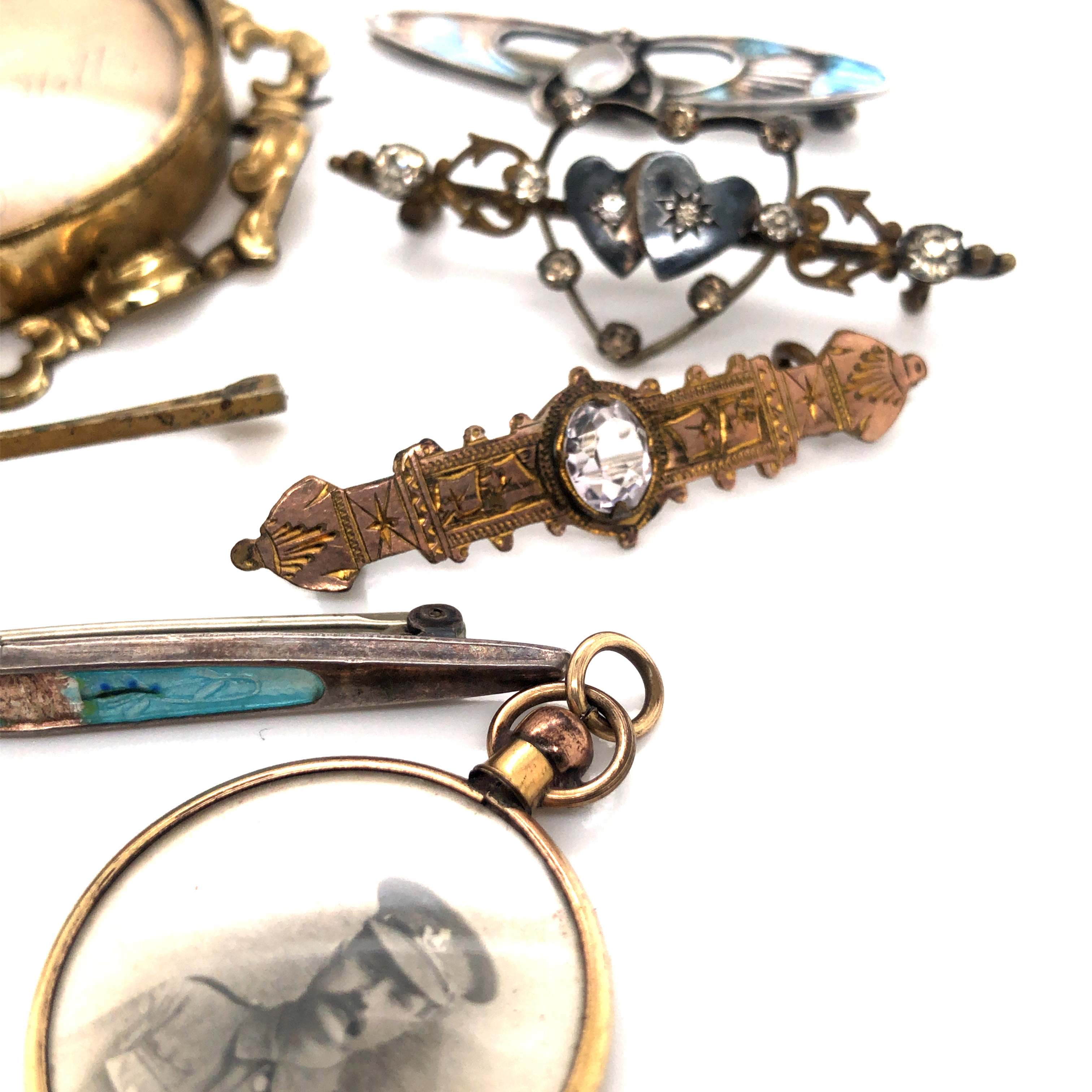 AN ANTIQUE GLAZED FRONT BROOCH, TOGETHER WITH AN OPEN FACE LOCKET,AN ART NOUVEAU STYLE SILVER AND - Image 5 of 5