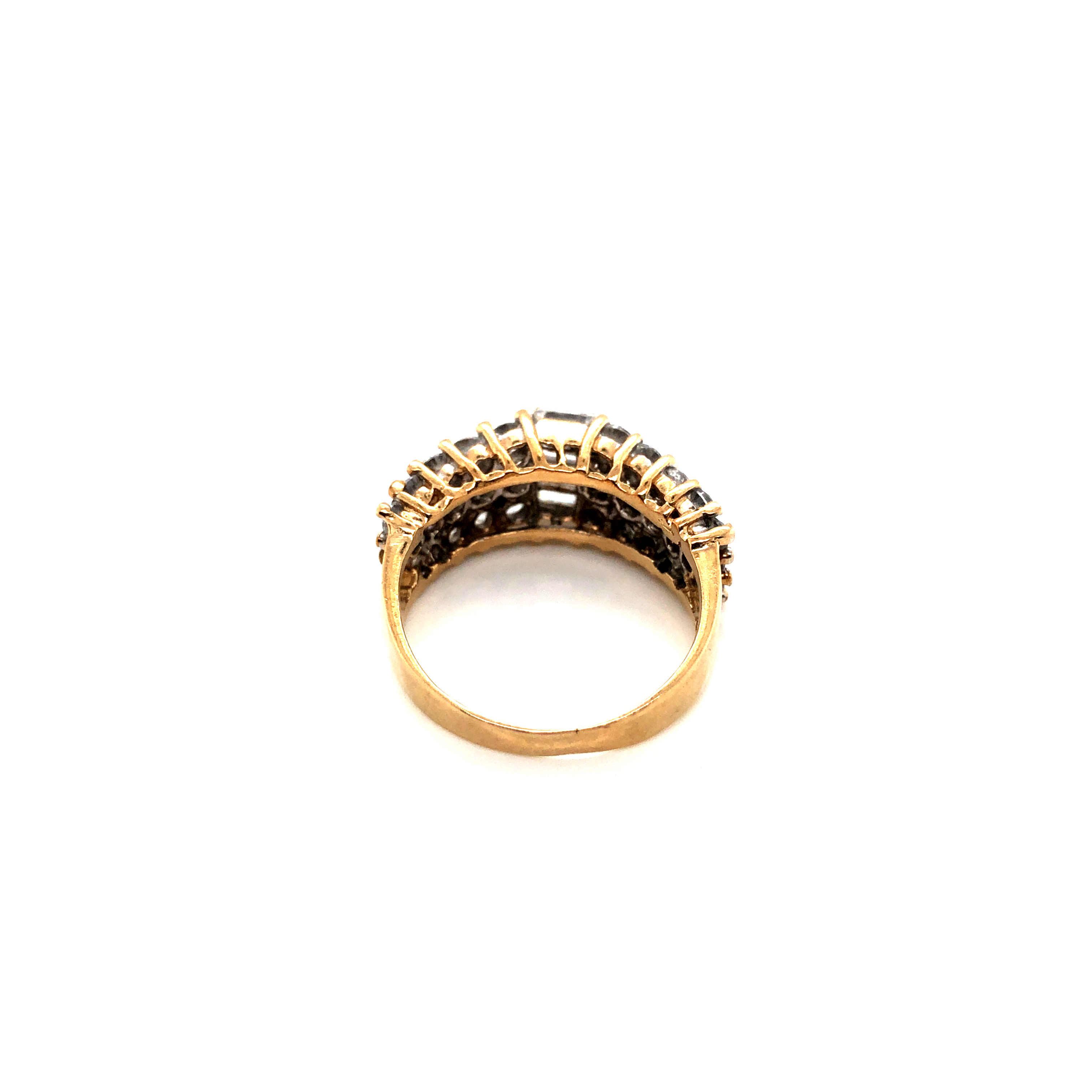 A HALLMARKED 9ct GOLD TAPERED CLAW SET CUBIC ZIRCONIA RING. FINGER SIZE N. WEIGHT 5.18grms. - Image 2 of 4