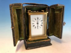 AN EARLY 20TH CENTURY BRASS CASED CARRIAGE CLOCK TIMEPIECE CONTAINED IN PERIOD LEATHER COVERED