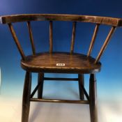 AN ANTIQUE BEECH AND ELM CHILDS SMALL "WINDSOR" CHAIR WITH 6 SPINDLE BACK OVER TURNED LEGS AND