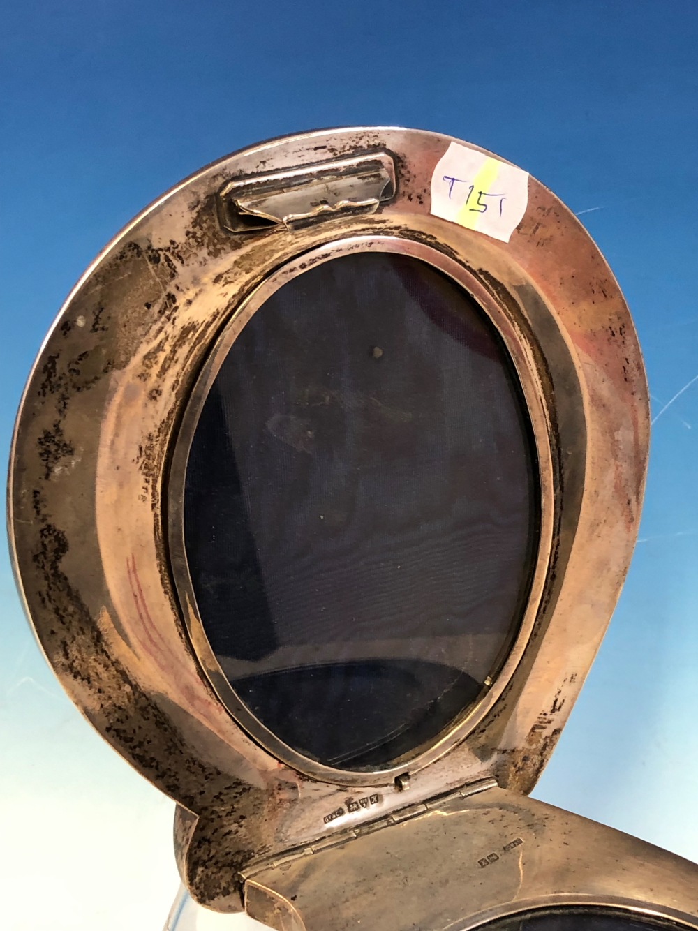 A SILVER MOUNTED NACREOUS SHELL DOUBLE PHOTOGRAPH FRAME, CHESTER 1923, ONE FRAME OVAL AND THE - Image 3 of 8