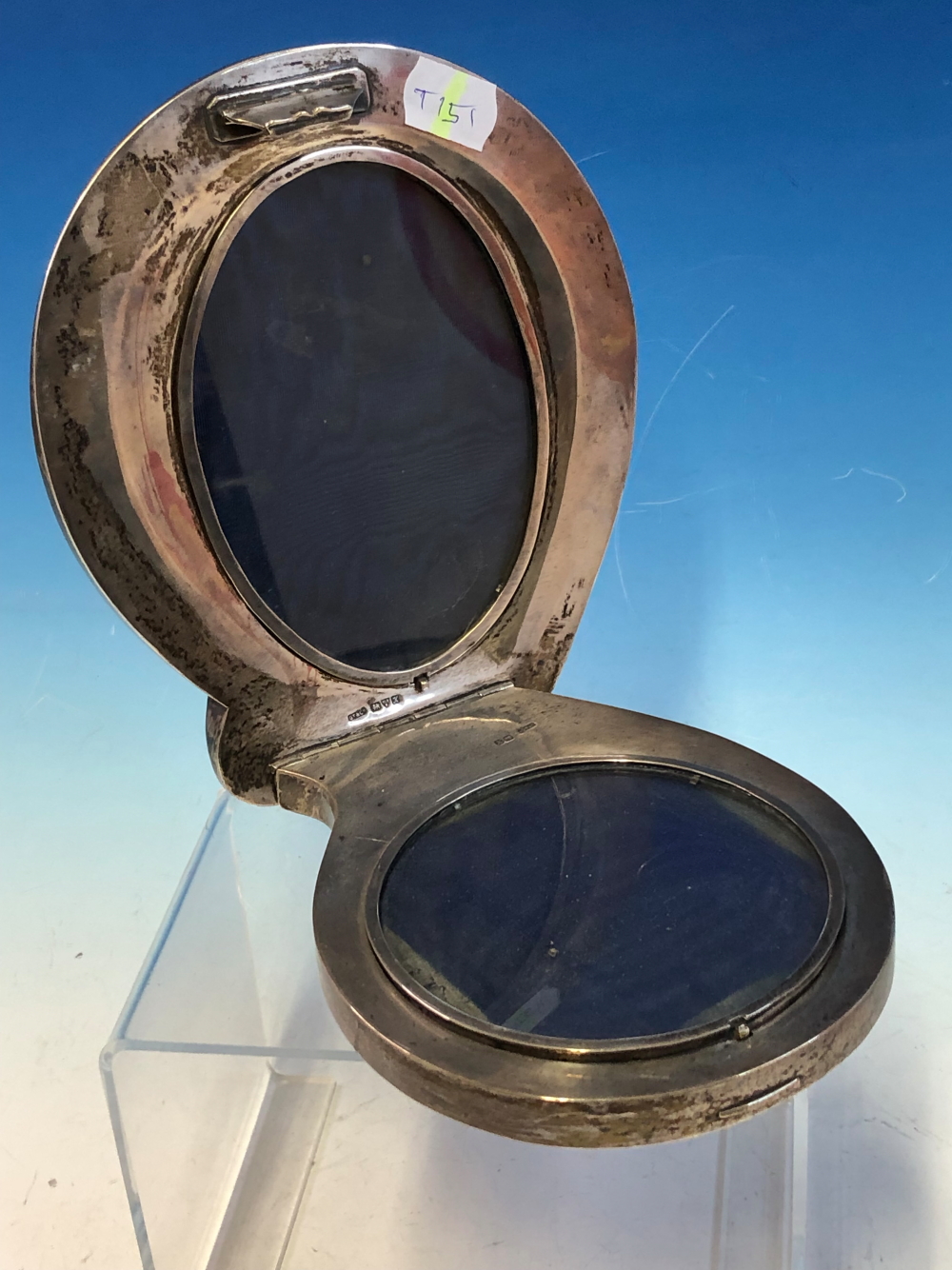 A SILVER MOUNTED NACREOUS SHELL DOUBLE PHOTOGRAPH FRAME, CHESTER 1923, ONE FRAME OVAL AND THE - Image 2 of 8