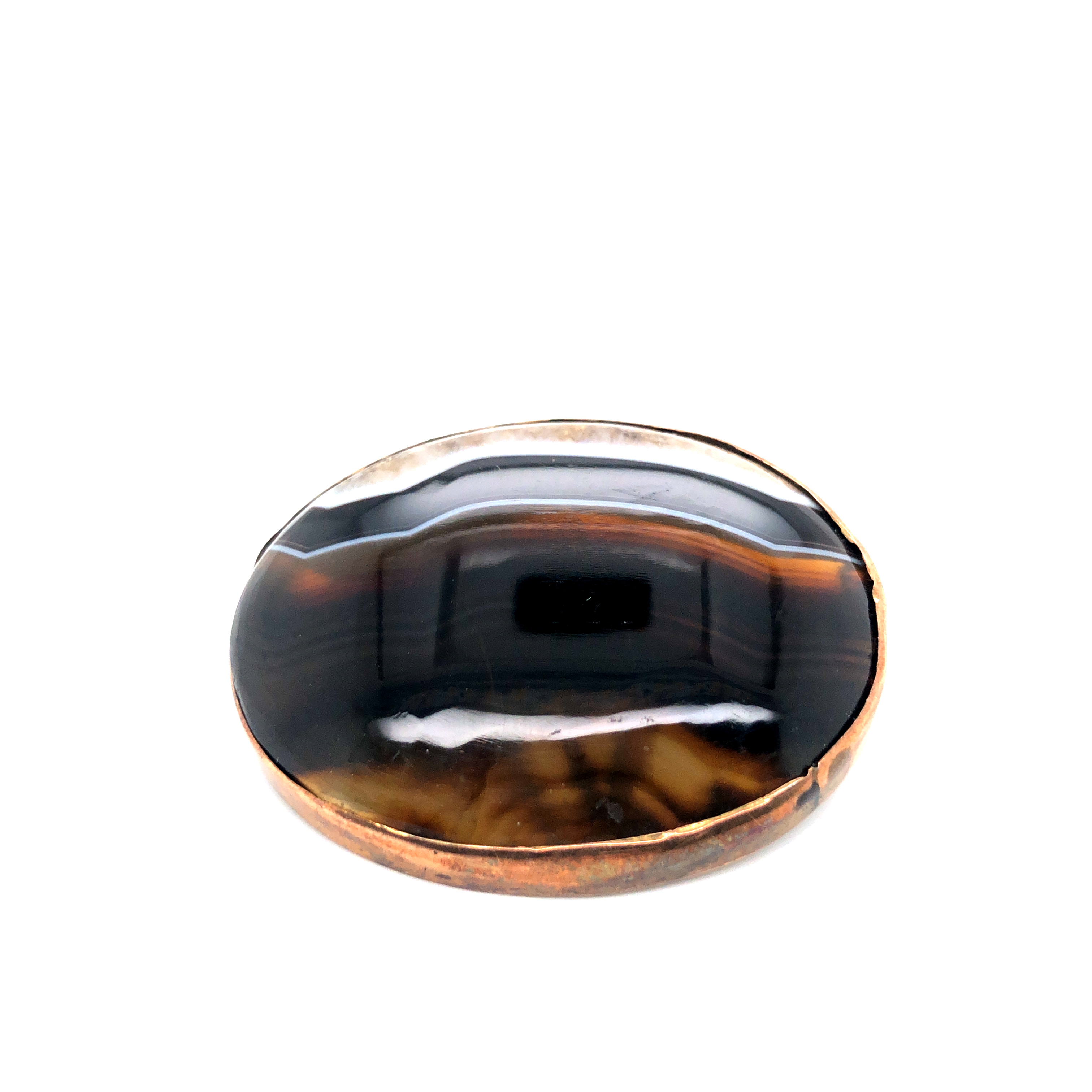 A HALLMARKED 9ct GOLD GARNET SET GENTS RING, TOGETHER WITH AN AGATE BROOCH, AND FURTHER SILVER BAR - Image 4 of 5