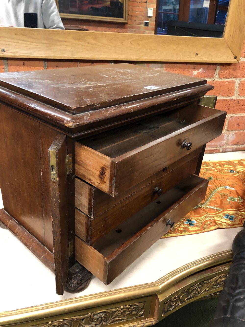 A LATE VICTORIAN MAHOGANY TABLE TOP COLLECTORS CHEST OF FOUR DRAWERS LOCKING BY HINGED PILASTERS - Image 8 of 14