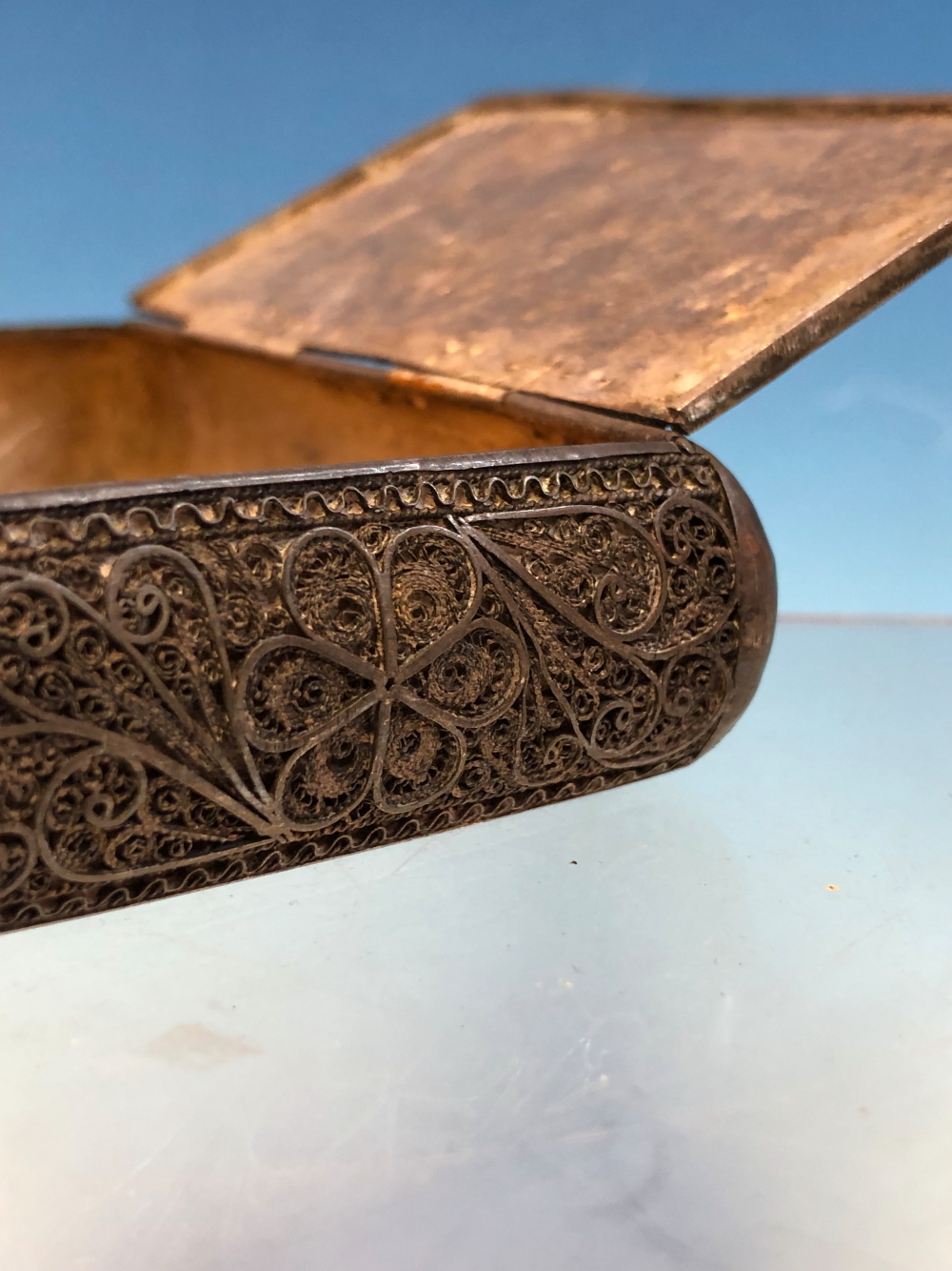 AN ANTIQUE EASTERN WHITE METAL LARGE SNUFF OR TOBACCO BOX WITH OVERLAID FILIGREE DECORATION. - Image 5 of 10