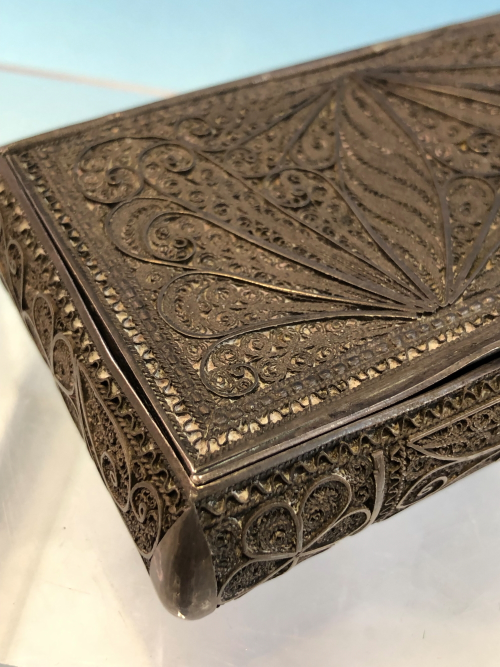 AN ANTIQUE EASTERN WHITE METAL LARGE SNUFF OR TOBACCO BOX WITH OVERLAID FILIGREE DECORATION. - Image 7 of 10