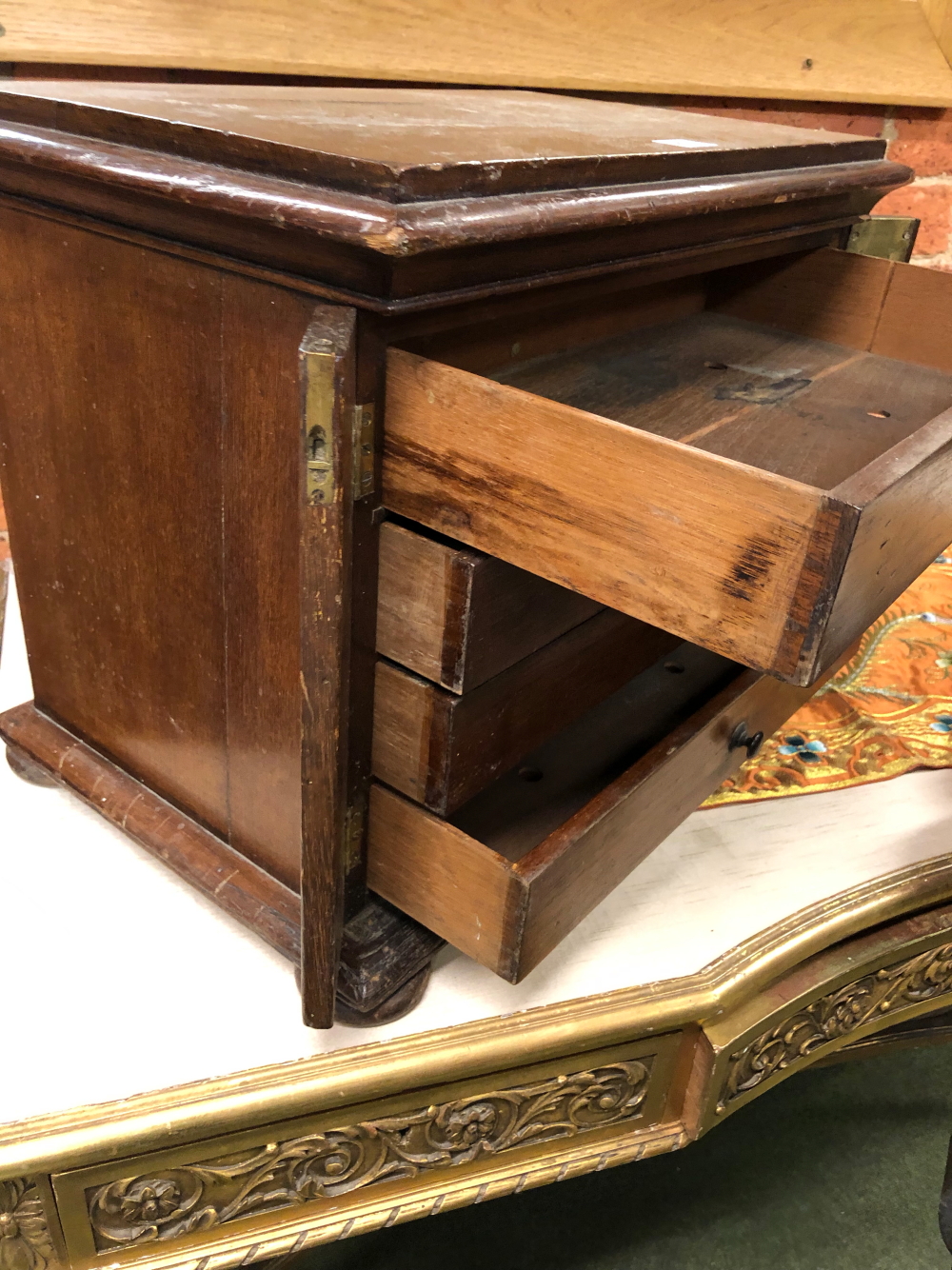 A LATE VICTORIAN MAHOGANY TABLE TOP COLLECTORS CHEST OF FOUR DRAWERS LOCKING BY HINGED PILASTERS - Image 11 of 14