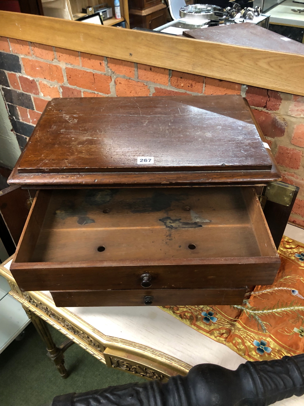 A LATE VICTORIAN MAHOGANY TABLE TOP COLLECTORS CHEST OF FOUR DRAWERS LOCKING BY HINGED PILASTERS - Image 10 of 14