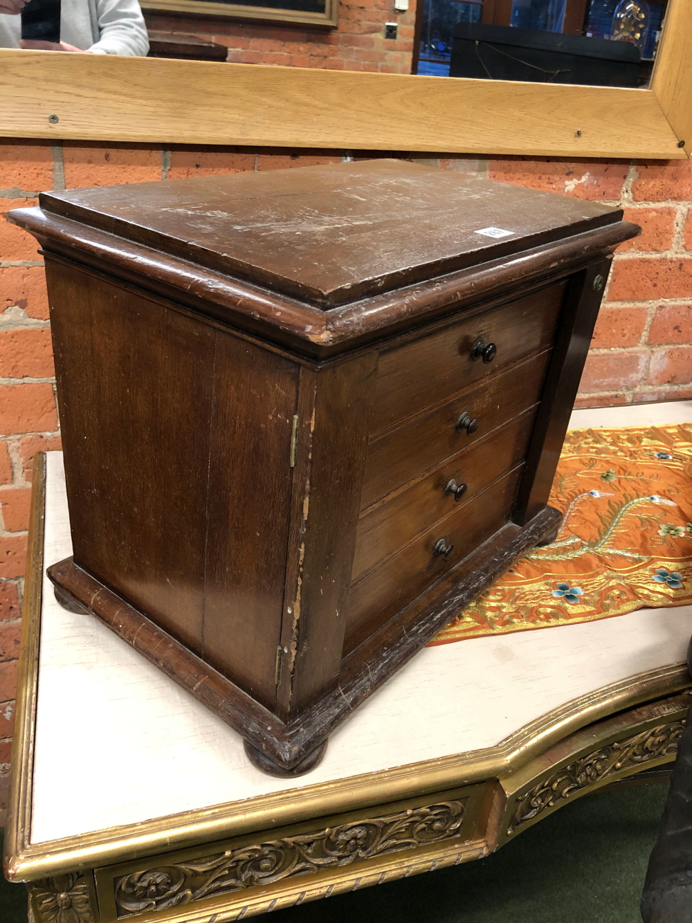 A LATE VICTORIAN MAHOGANY TABLE TOP COLLECTORS CHEST OF FOUR DRAWERS LOCKING BY HINGED PILASTERS - Image 7 of 14