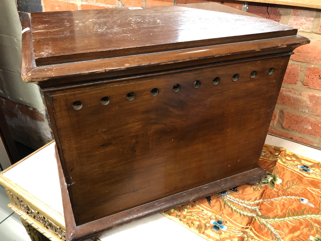A LATE VICTORIAN MAHOGANY TABLE TOP COLLECTORS CHEST OF FOUR DRAWERS LOCKING BY HINGED PILASTERS - Image 14 of 14
