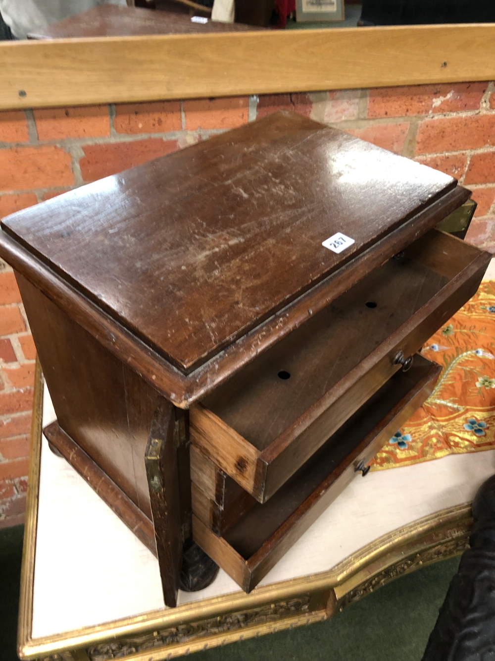 A LATE VICTORIAN MAHOGANY TABLE TOP COLLECTORS CHEST OF FOUR DRAWERS LOCKING BY HINGED PILASTERS - Image 9 of 14