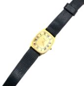 A GENTS 18ct GOLD CORUM QUARTZ WATCH ON A REPLACEMENT BLACK LEATHER HIRSCH STRAP AND BUCKLE.