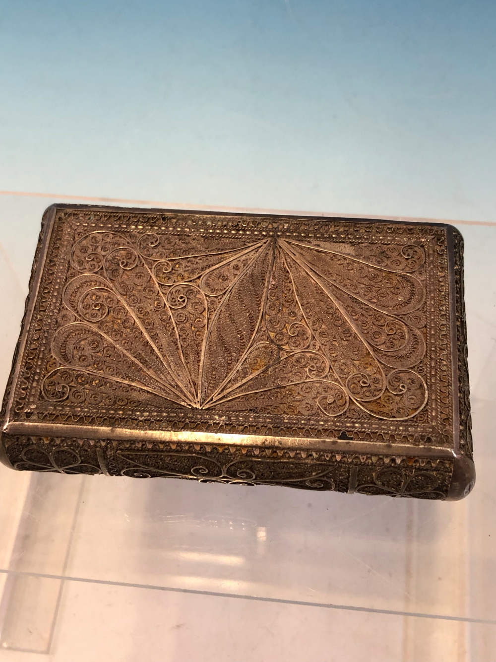 AN ANTIQUE EASTERN WHITE METAL LARGE SNUFF OR TOBACCO BOX WITH OVERLAID FILIGREE DECORATION. - Image 10 of 10