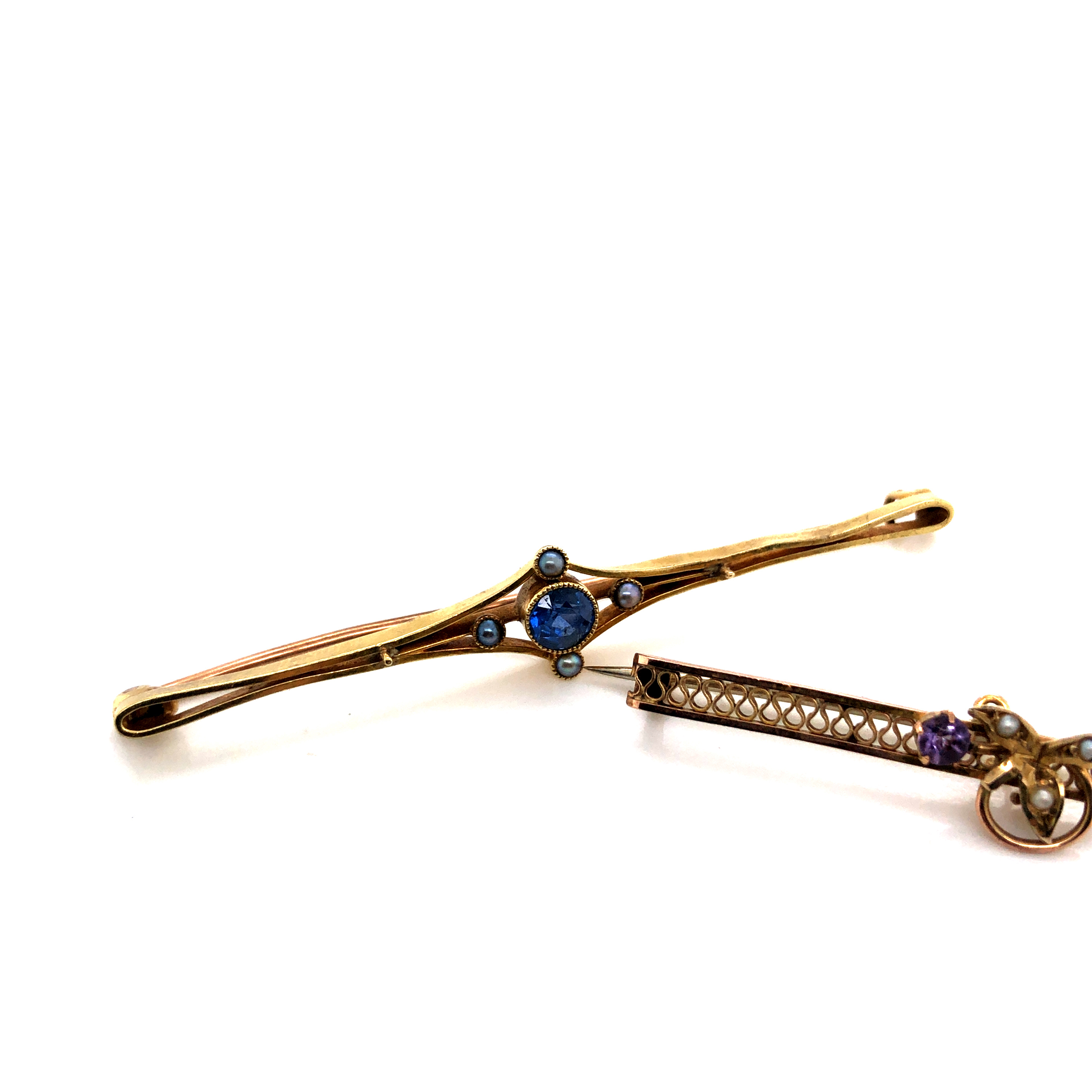 AN EDWARDIAN SAPPHIRE AND PEARL BAR BROOCH, STAMPED 15ct TOGETHER WITH A FURTHER AMETHYST AND - Image 3 of 5