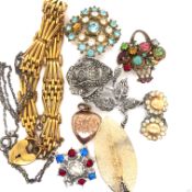 A COLLECTION OF COSTUME JEWELLERY TO INCLUDE BROOCHES, ENAMELLED PIECES, A SOUVENIR BRACELET, GOLD
