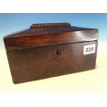 A 19TH CENTURY ROSEWOOD TEA CADDY WITH RAISED REEDED CAP TO THE CHAMFERED RISING LID.