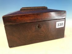 A 19TH CENTURY ROSEWOOD TEA CADDY WITH RAISED REEDED CAP TO THE CHAMFERED RISING LID.