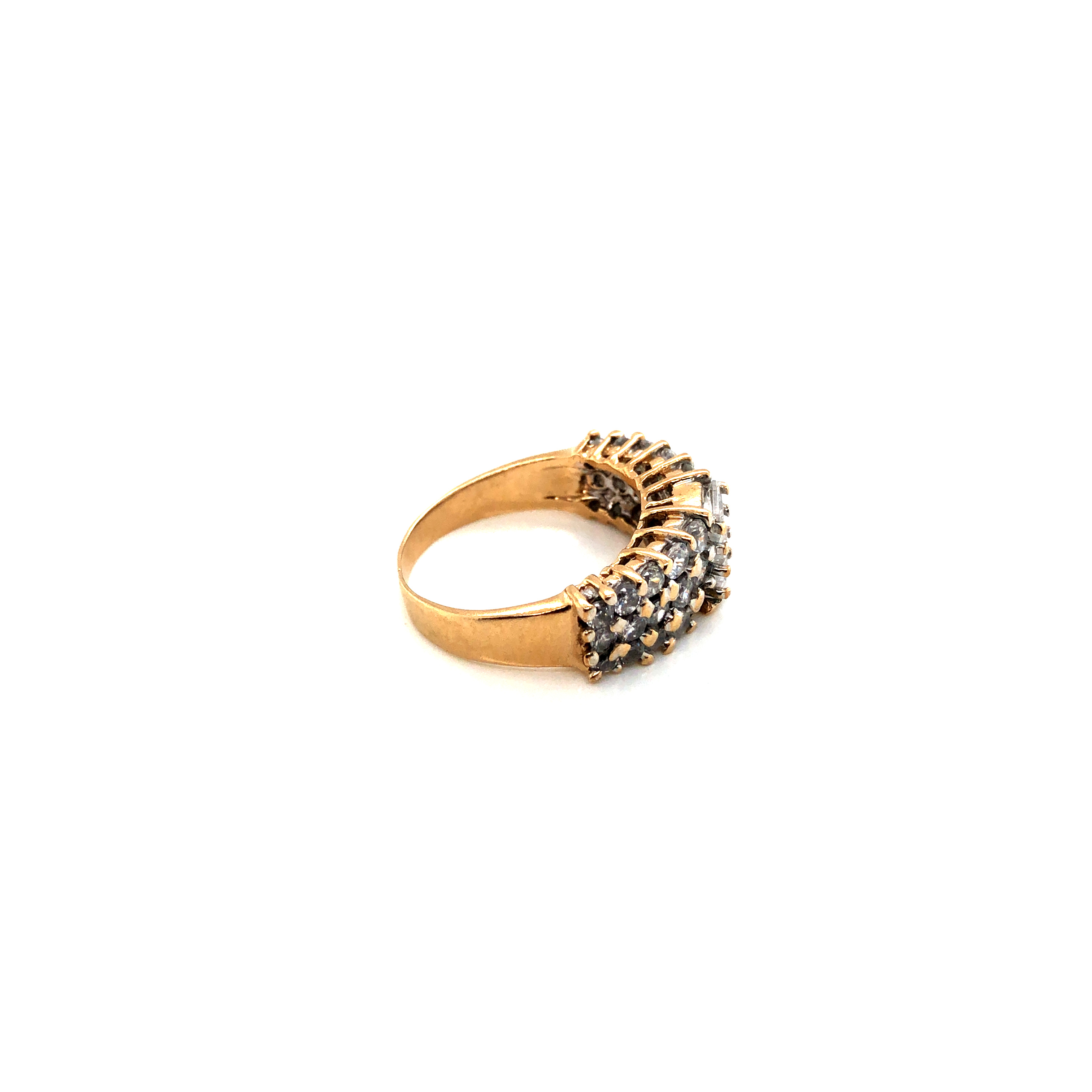 A HALLMARKED 9ct GOLD TAPERED CLAW SET CUBIC ZIRCONIA RING. FINGER SIZE N. WEIGHT 5.18grms. - Image 3 of 4