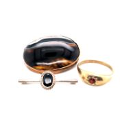 A HALLMARKED 9ct GOLD GARNET SET GENTS RING, TOGETHER WITH AN AGATE BROOCH, AND FURTHER SILVER BAR