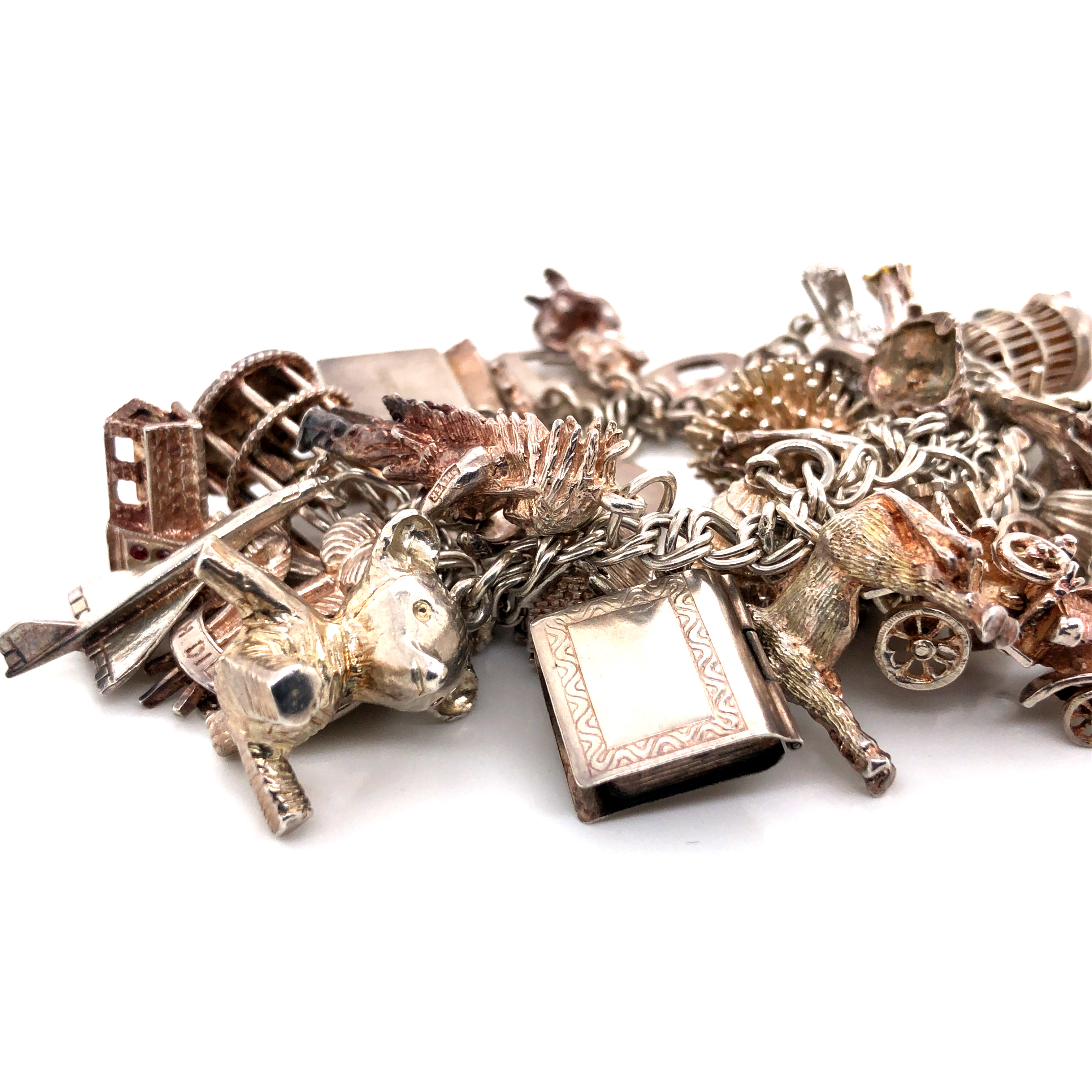 A SILVER CHARM BRACELET WITH VARIOUS SILVER AND WHITE METAL CHARMS TO INCLUDE A 10 SHILLING NOTE - Image 4 of 5