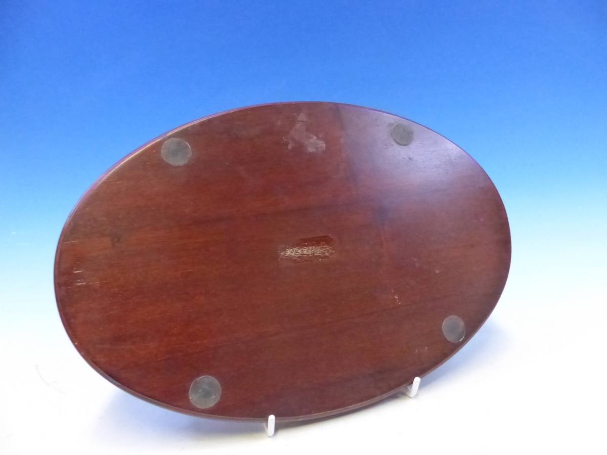 A SMALL MAHOGANY OVAL WINE TRAY WITH WAVY GALLERY EDGE 30CM LONG - Image 5 of 5