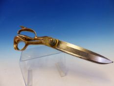 A RARE PAIR OF ANTIQUE TAILORS SHEARS / SCISSORS WITH LEFT HANDED BRASS HANDLES SIGNED T.