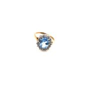 A HALLMARKED 9ct GOLD OVAL CUT SKY BLUE AND WHITE CZ CLAW SET CLUSTER RING. FINGER SIZE P. WEIGHT