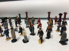 A COLLECTION OF O GAUGE MODEL RAILWAY DIE CAST TRACK SIDE FIGURES, PLATFORM BENCHES AND OTHER