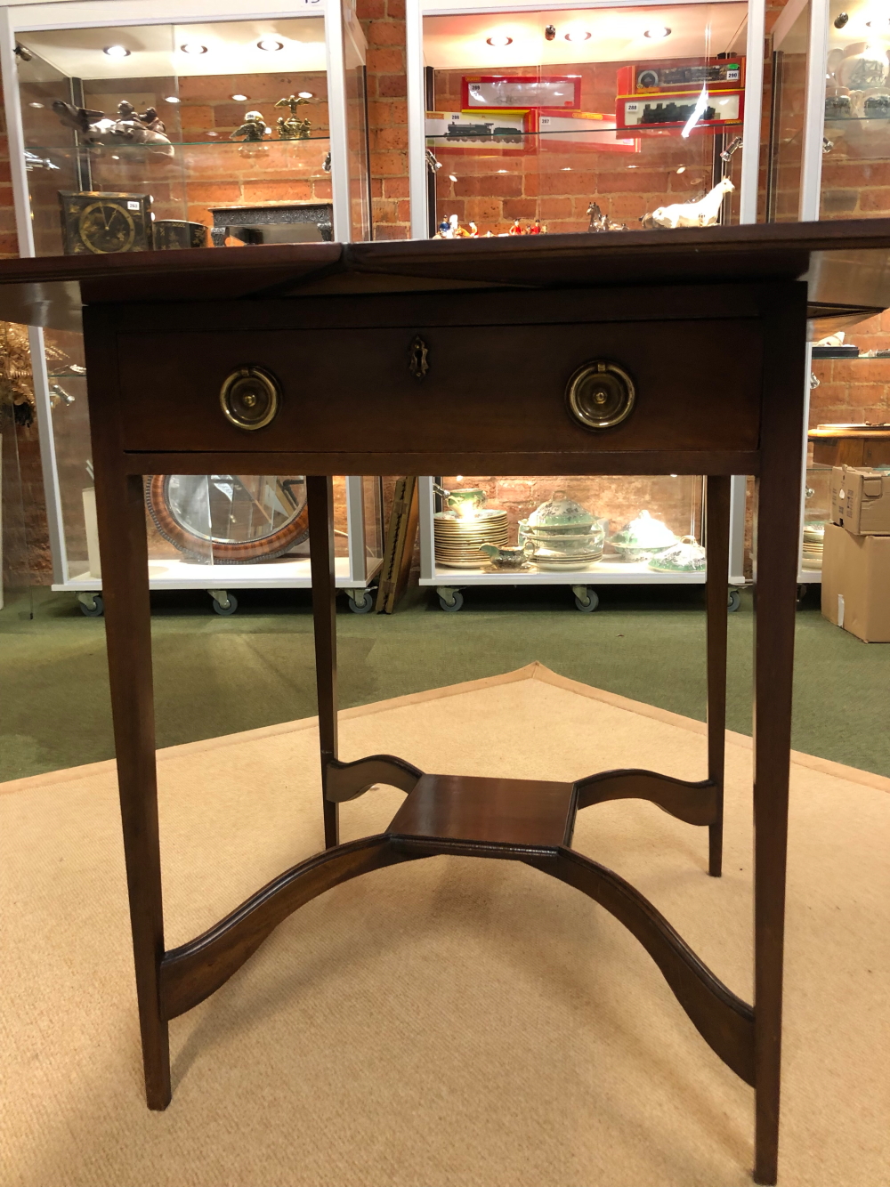 AN EDWARDIAN MAHOGANY ENVELOPE OPENING CARD OR GAMES TABLE, THE FOUR FLAP TOP OPENING TO REVEAL A - Image 3 of 4