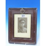 A WWI PERIOD PHOTOGRAPH OF AND RAF / RFC SERVICEMAN WITHIN A PERIOD FRAME MOUNTED HIS RFC CAP