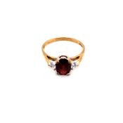 A HALLMARKED 9ct GOLD RED AND WHITE CZ THREE STONE DRESS RING. FINGER SIZE N 1/2. WEIGHT 1.95grms.