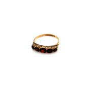 A HALLMARKED 9ct GOLD FIVE STONE GARNET GRADUATED CARVED HALF HOOP RING. FINGER SIZE T. WEIGHT 2.