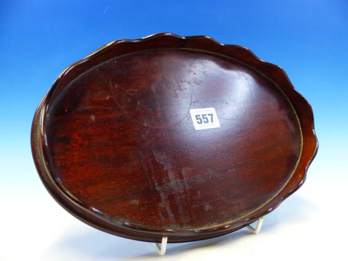 A SMALL MAHOGANY OVAL WINE TRAY WITH WAVY GALLERY EDGE 30CM LONG - Image 4 of 5