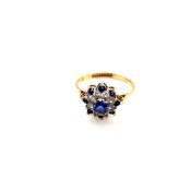 A HALLMARKED 9ct GOLD BLUE AND WHITE CZ CLUSTER DRESS RING. FINGER SIZE P. WEIGHT 2.27grms.