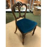 A VICTORIAN MAHOGANY SHAPED BALLOON BACK SIDE CHAIR WITH CARVED AND PIERCED DEORATION