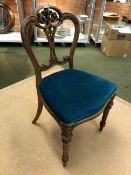 A VICTORIAN MAHOGANY SHAPED BALLOON BACK SIDE CHAIR WITH CARVED AND PIERCED DEORATION