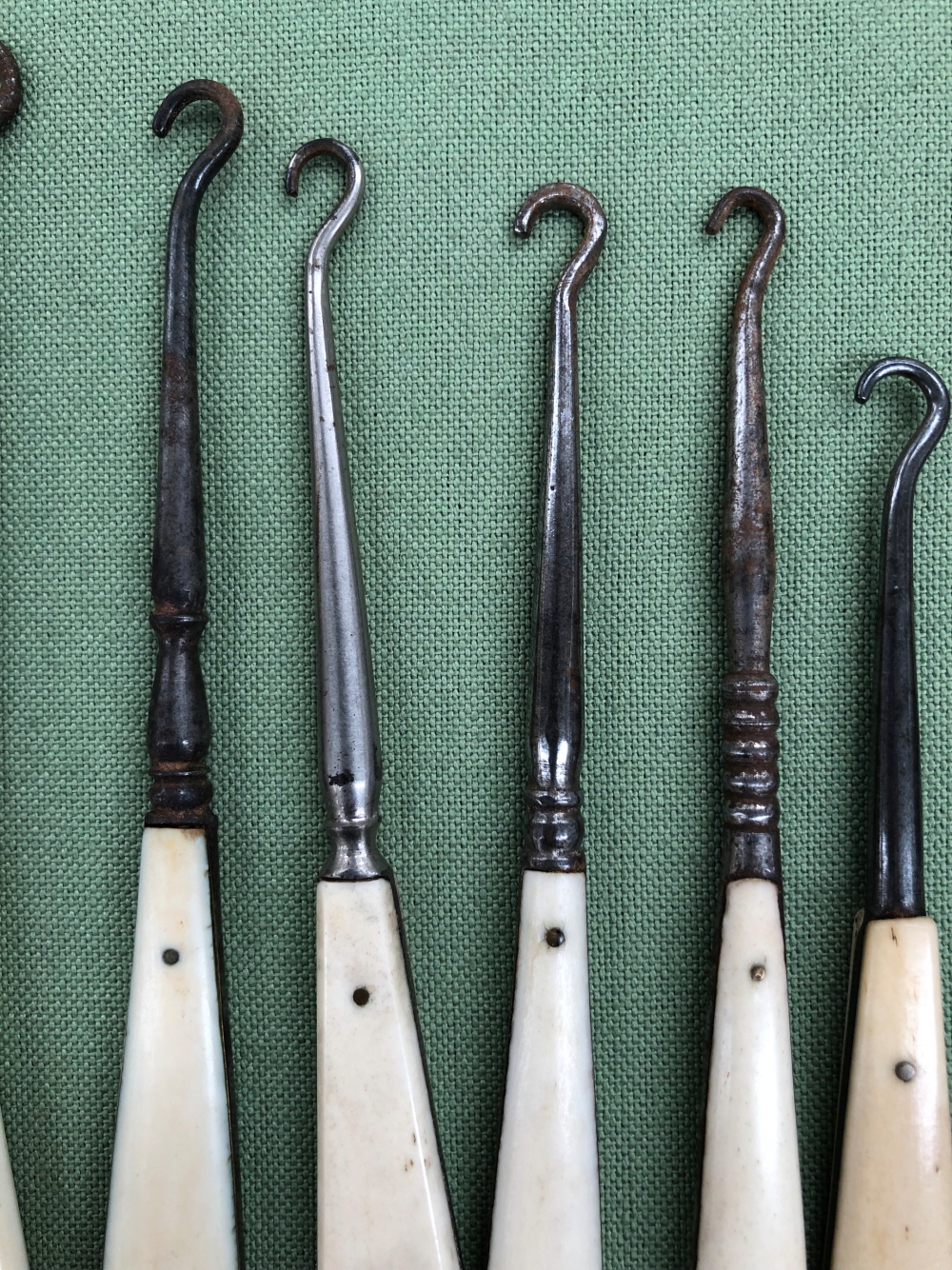 TEN ANTIQUE BUTTON HOOKS WITH BONE AND IVORY HANDLES - Image 4 of 4