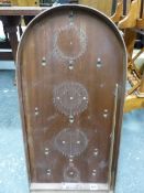 A VINTAGE BAGATELLE GAME "CORINTIAN 21T" BY WALTER LINDERMAN C/W BALLS AND PUSHER