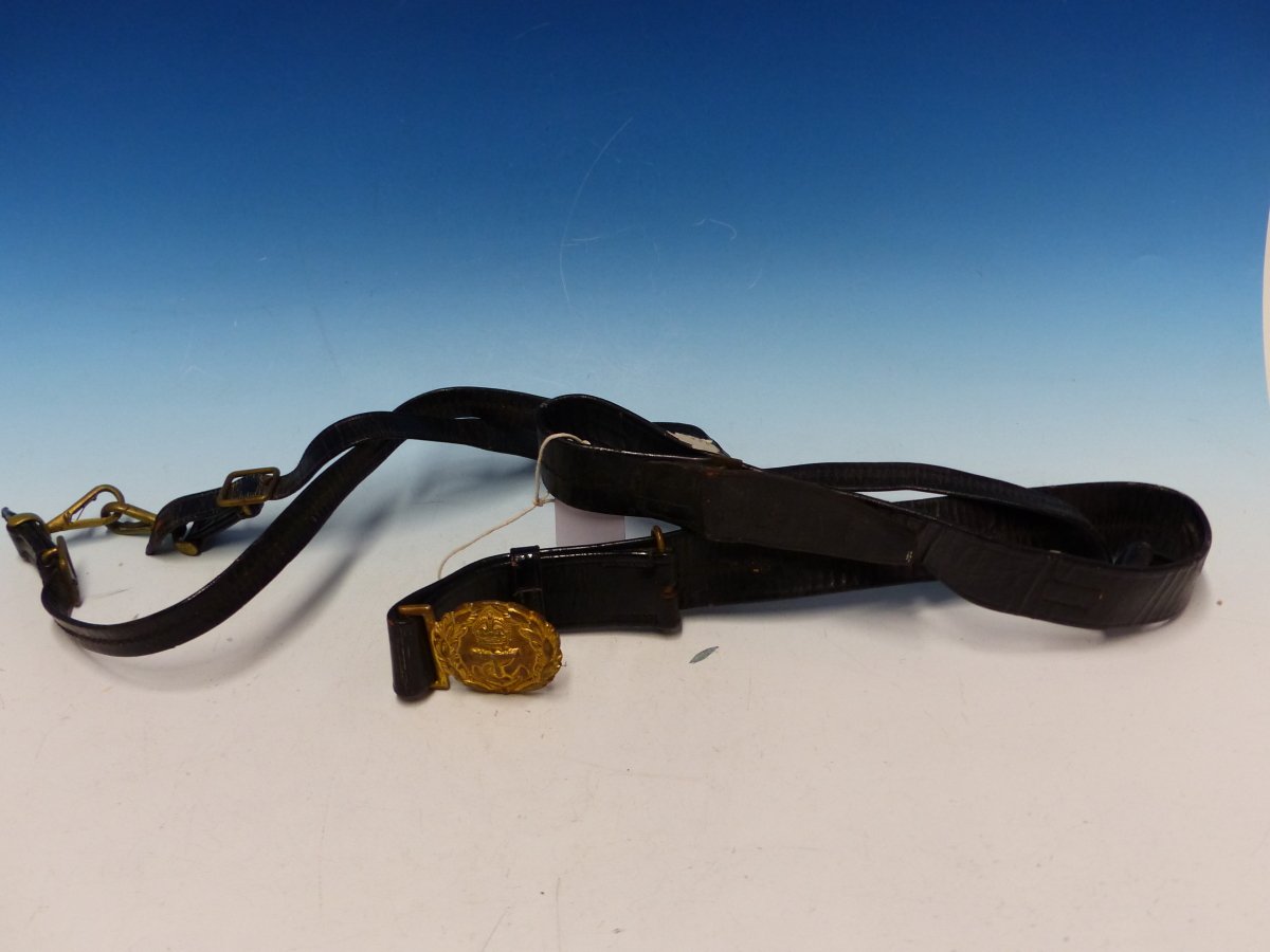 AN EARLY 20TH CENTURY ROYAL NAVY BLACK LEATHER CROSS BELT WITH GILDED CROWN ANCHOR BUCKLE. - Image 2 of 5