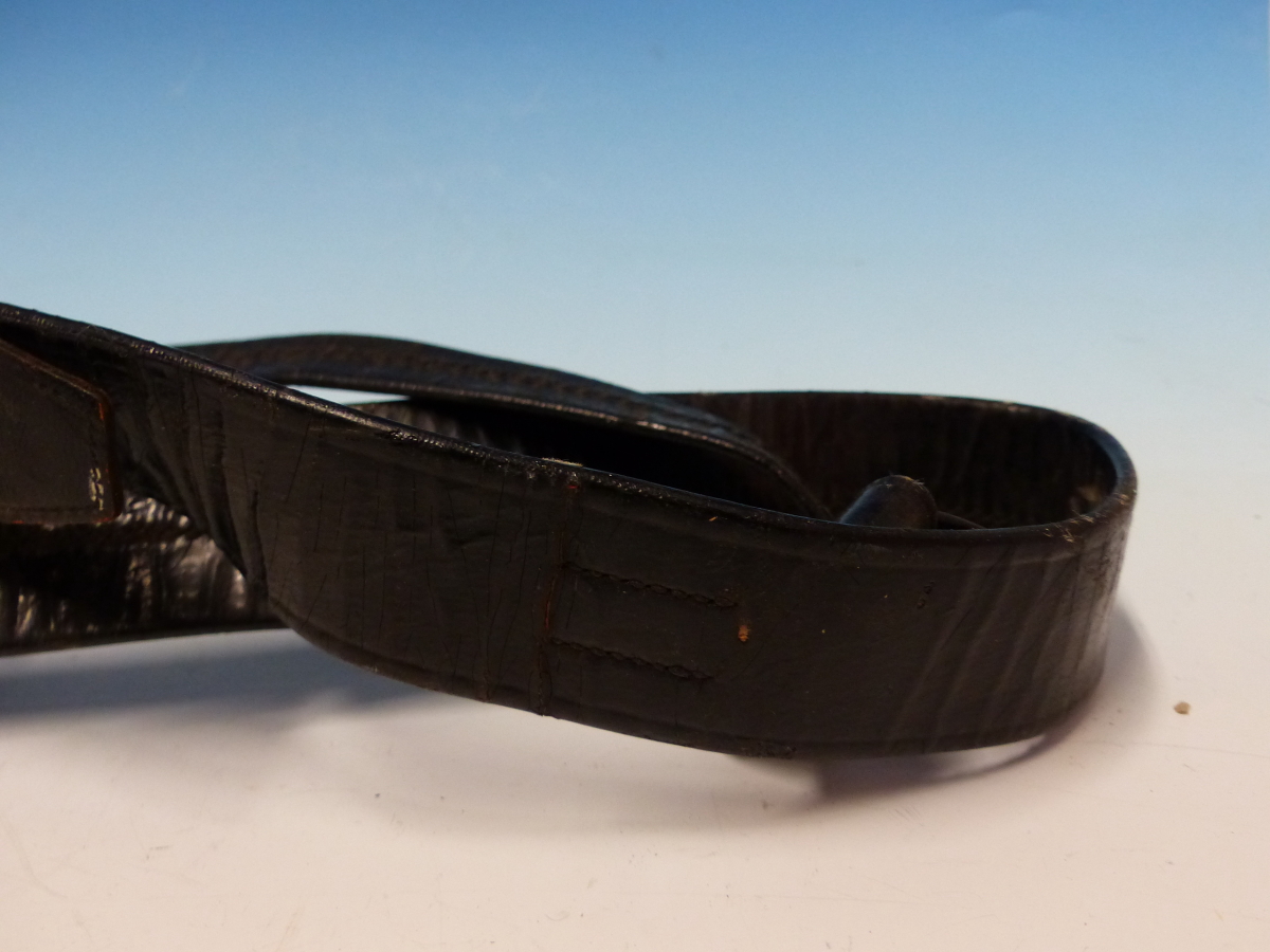 AN EARLY 20TH CENTURY ROYAL NAVY BLACK LEATHER CROSS BELT WITH GILDED CROWN ANCHOR BUCKLE. - Image 3 of 5