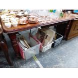 A VICTORIAN MAHOGANY DINING TABLE WINDING OUT TO TAKE A LEAF ABOVE THE REEDED LEGS ON CERAMIC CASTER