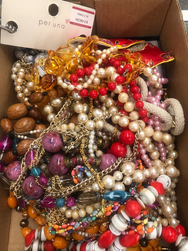 A COLLECTION OF VARIOUS COSTUME JEWELLERY.